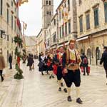 Dubrovaki primorski svatovi dolaze na Stradun